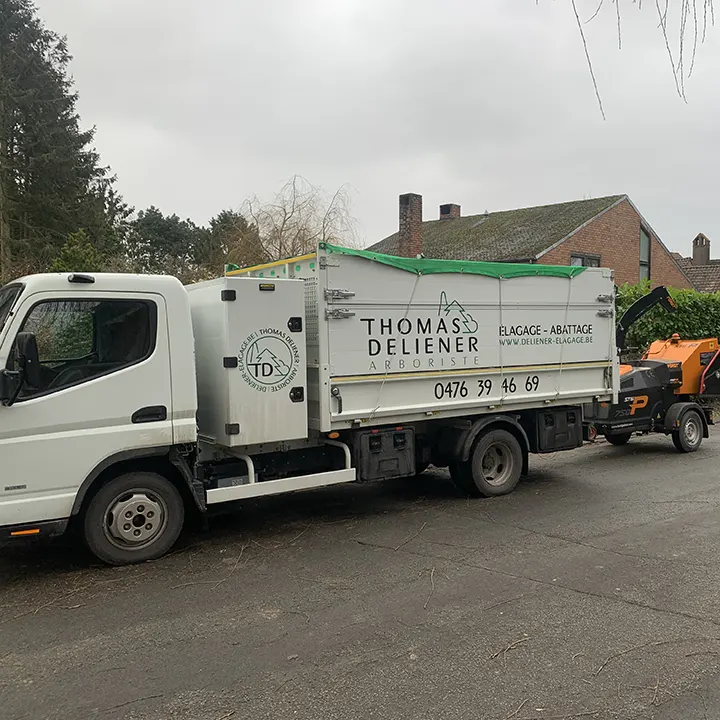 Camions de l'entreprise d'abattage et élagage des arbres